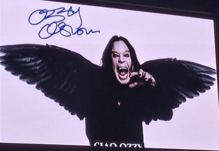“Quel pipistrello aveva un sapore molto salato, l’antirabbica non è stata affatto divertente”: quando Ozzy Osbourne ha morso la testa del volatile sul palco “Quel pipistrello aveva un sapore molto salato, l’antirabbica non è stata affatto divertente”: quando Ozzy Osbourne ha morso la testa del volatile sul palco