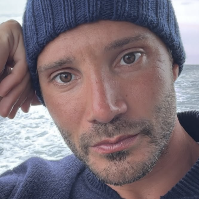 “Come ho fatto a seminare spesso i paparazzi? Da 15 anni i fotografi mi seguono. Se mi fotografano, è perché lascio liberi gli ormeggi”: così Stefano De Martino