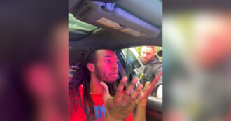 Copertina di Trascinato fuori dall’auto e preso a pugni: polemiche per il video dell’arresto di un 22enne afroamericano in Florida