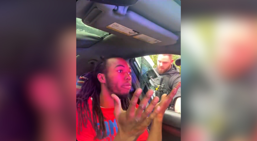 Trascinato fuori dall’auto e preso a pugni: polemiche per il video dell’arresto di un 22enne afroamericano in Florida Trascinato fuori dall’auto e preso a pugni: polemiche per il video dell’arresto di un 22enne afroamericano in Florida