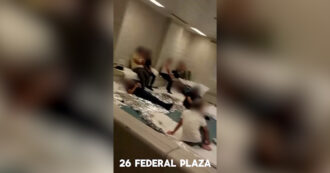 Copertina di Immigrati che dormono a terra e due soli bagni: il video che mostra le condizioni di un centro Ice di New York