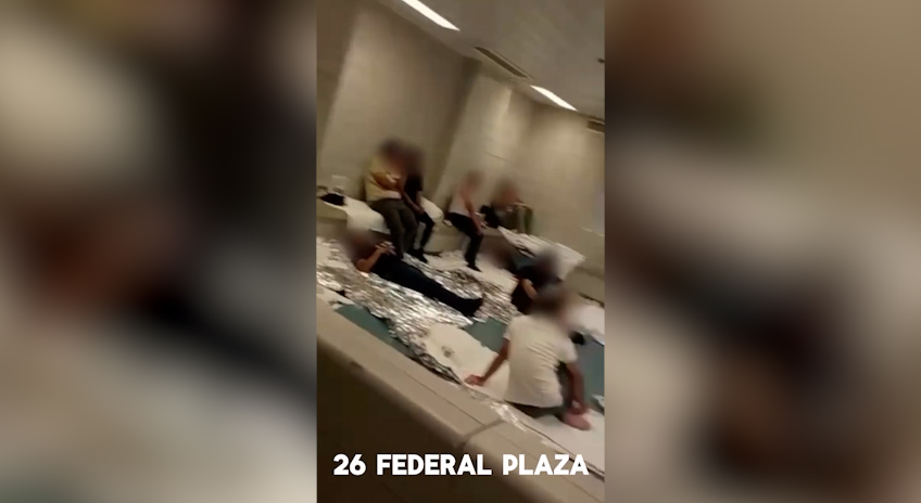 immigrati che dormono a terra e due soli bagni il video che mostra le condizioni di un centro ice di new york