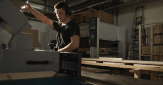 Copertina di Nella scuola che produce opere solo col ‘legno azzurro’: “Così ridiamo valore agli alberi attaccati dal bostrico”