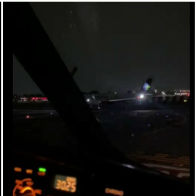 “Tragedia evitata solo grazie ai piloti”: un aereo in atterraggio e uno in decollo autorizzati sulla stessa pista, l’incredibile errore della torre di controllo