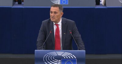 Copertina di Ue, eurodeputato minaccia azioni legali contro von der Leyen: “False le accuse di ingerenza di Mosca sulla mozione di sfiducia”