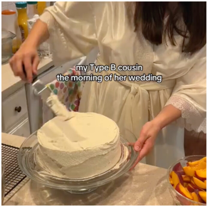 La sposina trascorre la mattina del suo matrimonio a glassare la torta Red Velvet, preparata il giorno prima con la ricetta della nonna – IL VIDEO