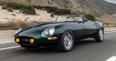 Copertina di Nati poveri, condannati a guardare un sogno chiamato Jaguar E-Type GTO – FOTO