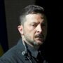 Copertina di Zelensky: “Congelare la linea del fronte e iniziare a parlare”. Bombe russe su un asilo a Kharkiv: bimbi feriti