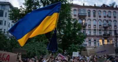 Copertina di L’Ucraina approva una legge che indebolisce le agenzie anticorruzione. Von der Leyen a Zelensky: “Vogliamo spiegazioni”