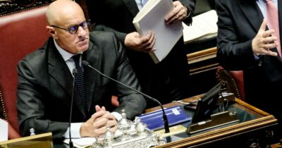 Copertina di “La destra vuole alzare gli stipendi ai deputati e reintrodurre i vitalizi”: M5s attacca Rampelli (FdI). Lui: “Era una bozza”