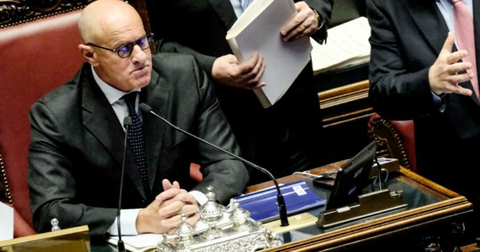 “La destra vuole alzare gli stipendi ai deputati e reintrodurre i vitalizi”: M5s attacca Rampelli (FdI). Lui: “Era una bozza”