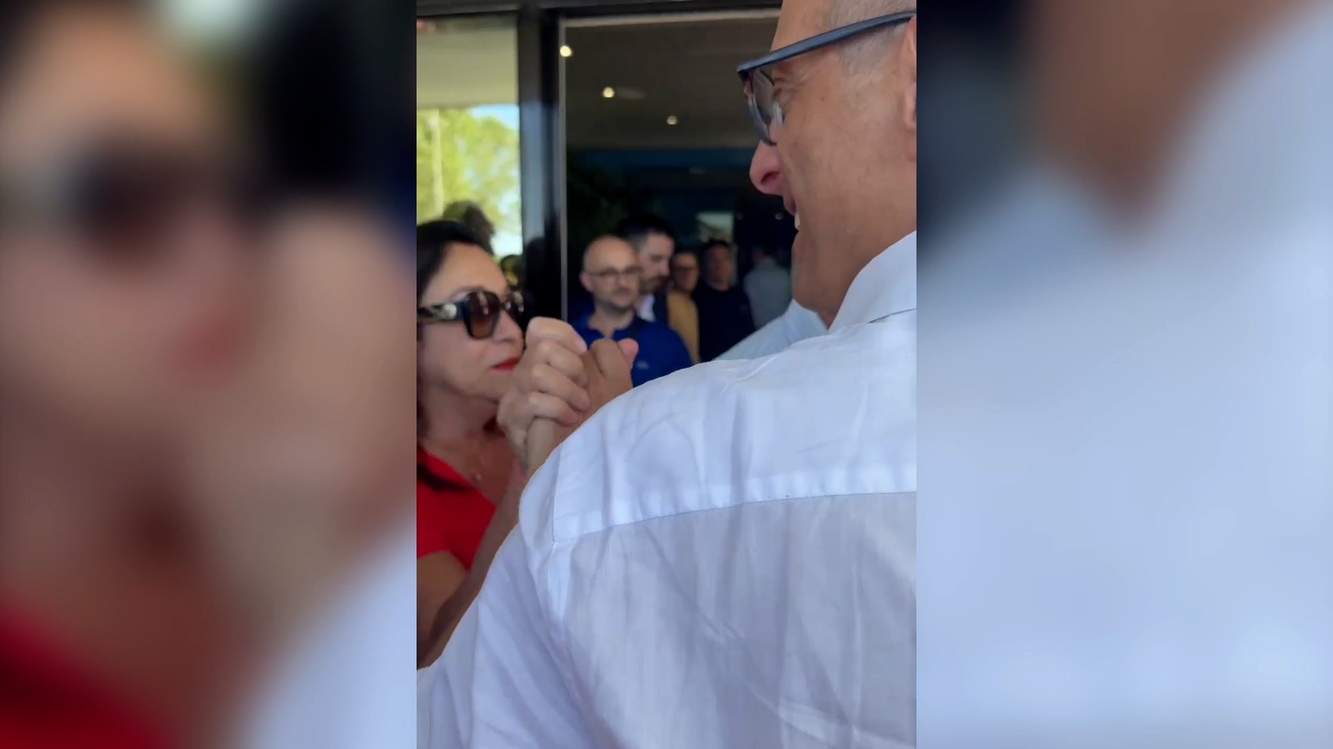 “Matteo, siamo tutti con te”: cori e applausi per Ricci a Fermo dopo l’avviso di garanzia “Matteo, siamo tutti con te”: cori e applausi per Ricci a Fermo dopo l’avviso di garanzia