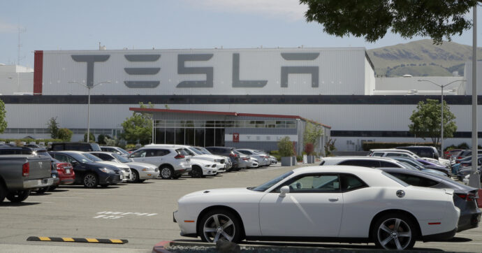 Vendite Tesla ancora a picco in Europa. E l’azienda avvisa: “Con le nuove regole Usa meno utili in futuro”