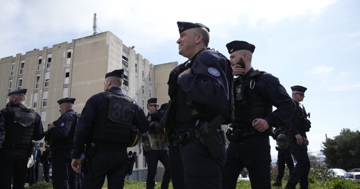 In Francia coprifuoco per i minorenni fino a settembre in 15 città: la misura per contrastare la criminalità