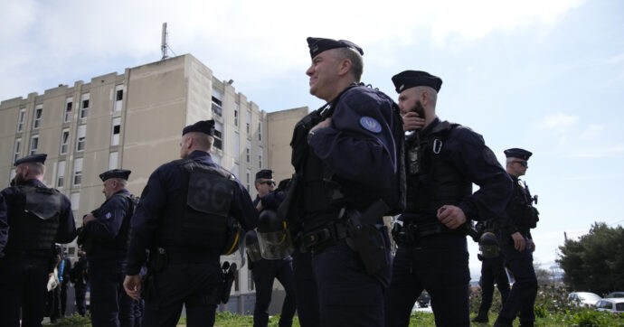 In Francia coprifuoco per i minorenni fino a settembre in 15 città: la misura per contrastare la criminalità