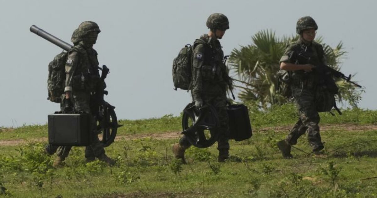 la thailandia chiude il confine con la cambogia spari e scontri per la linea di demarcazione
