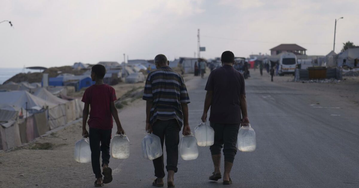 gaza la denuncia di oxfam 420mila pallet di aiuti fermi fuori dalla striscia per il blocco di israele