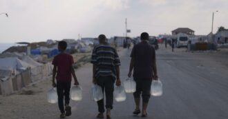 Gaza, la denuncia di Oxfam: “420mila pallet di aiuti fermi fuori dalla Striscia per il blocco di Israele”