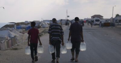 Copertina di Gaza, la denuncia di Oxfam: “420mila pallet di aiuti fermi fuori dalla Striscia per il blocco di Israele”