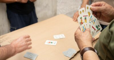 Copertina di Liti, schiamazzi, le botte dopo la briscola: il centro anziani in Brianza costretto a chiudere