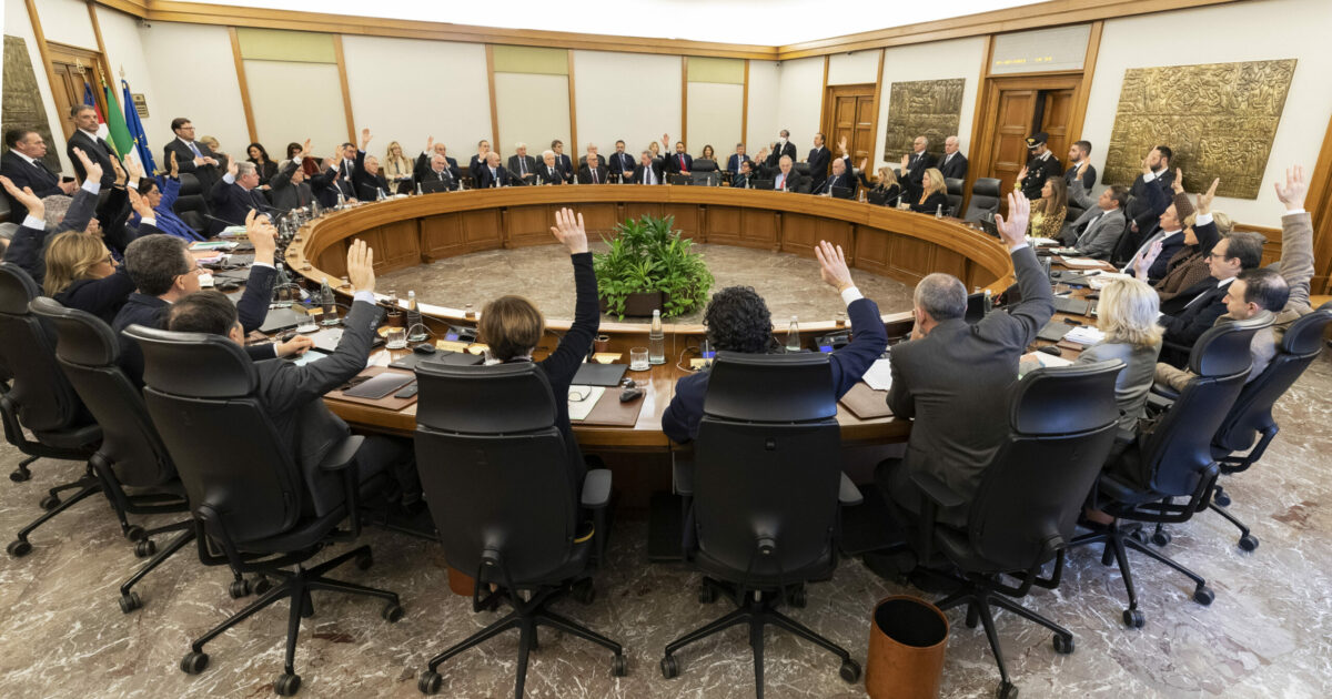 il csm approva la pratica a tutela del magistrato minacciato da nordio sul caso almasri contrari i laici di destra