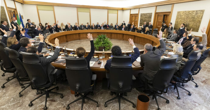 Il Csm approva la pratica a tutela del magistrato minacciato da Nordio sul caso Almasri. Contrari i laici di destra