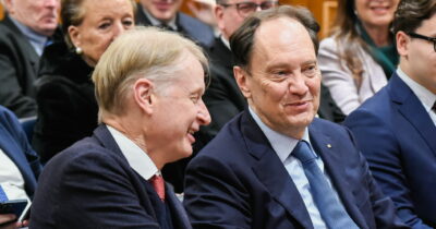 Copertina di Voto a rischio al Senato per le troppe assenze, la maggioranza vacilla: Ciriani (“molto arrabbiato”) richiama Malan