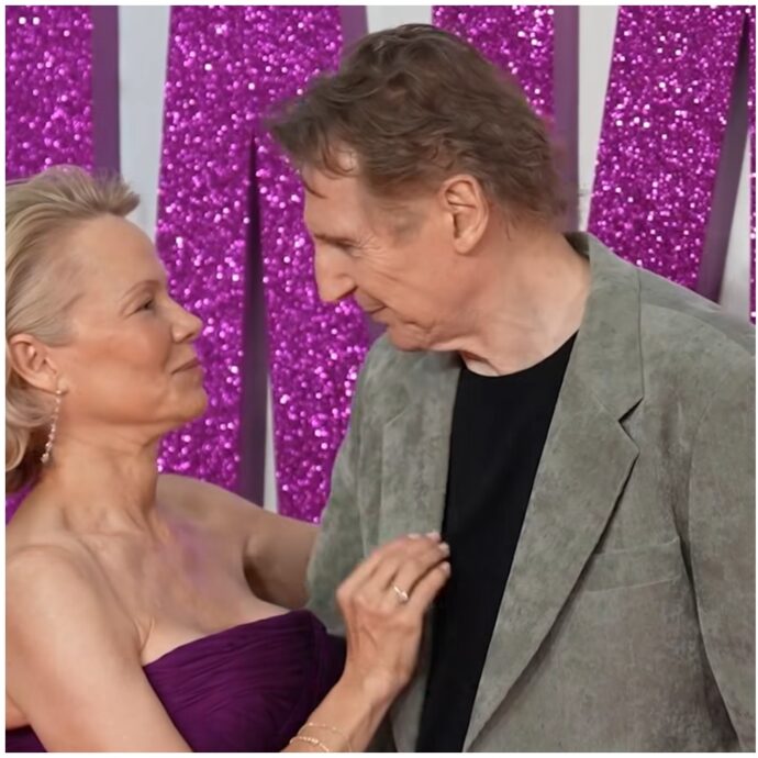 Pamela Anderson e Liam Neeson sono la coppia dell’estate? Baci e sorrisi alla prima del loro film a Londra