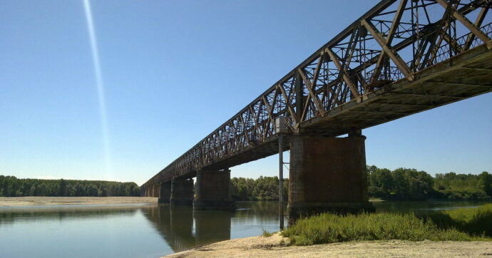 Pavia, ragazzo di 15 anni visto cadere nel Po: ricerche in corso