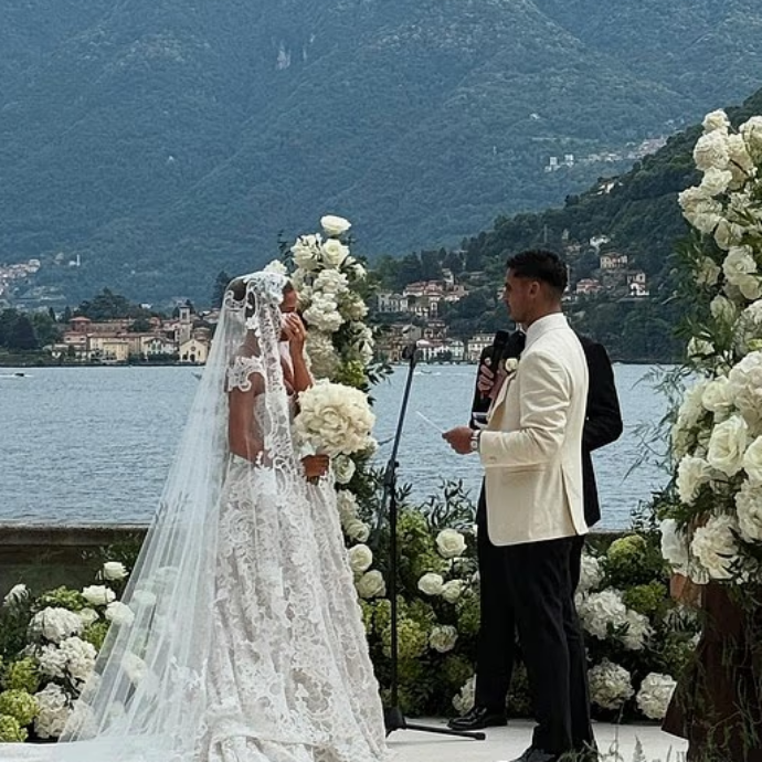 Lei arriva all’altare, lo sposo la guarda e poi sbotta davanti a tutti: “Ca**o”. Il video è virale e scatena l’indignazione: “Ha rovinato il momento”