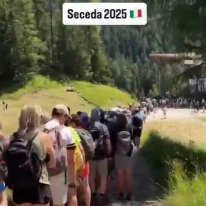 “Come formiche in coda, tutta colpa di Tim Cook e di Apple”: centinaia di persone in fila per salire sul Seceda, esplode la rabbia dei residenti per l’overtourism sulle Dolomiti