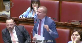 Copertina di “Deputato leghista sta votando per un collega assente, è una vergogna”: M5s denuncia “pianista” alla Camera – Video