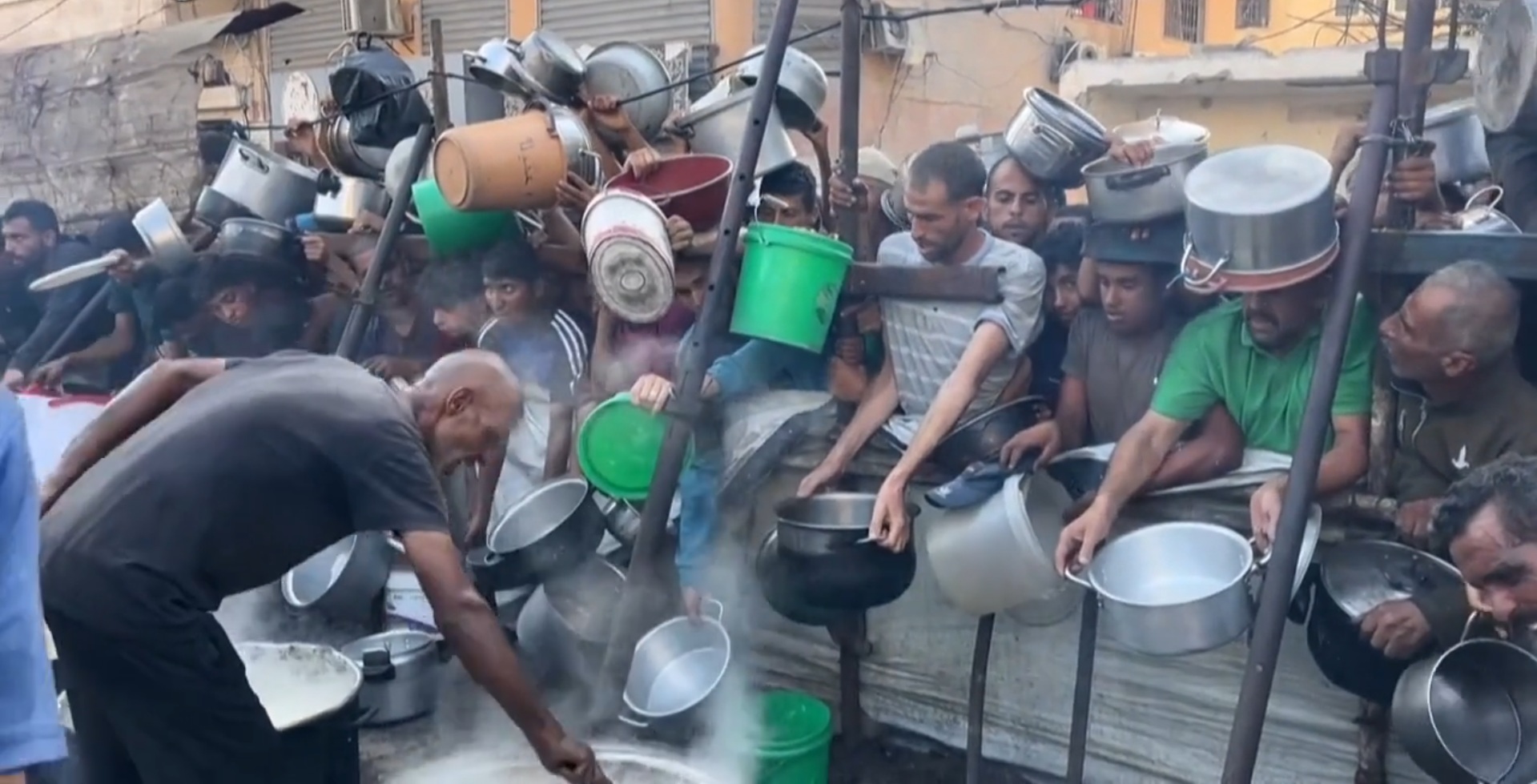 la fame di gaza centinaia di sfollati palestinesi in coda per un pasto caldo 8211 video