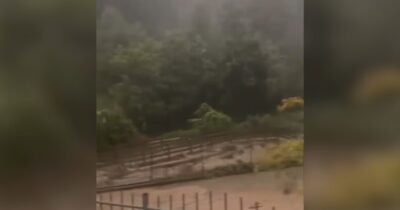 Copertina di Alluvione lampo in Val Passiria, fiume di fango esonda e spazza via un ponte a San Martino – Video