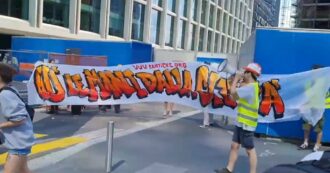 Copertina di “Espropriare Coima subito, giù le mani da Milano”: azione al cantiere del Pirellino con striscione di protesta e fumogeni