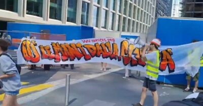 Copertina di “Espropriare Coima subito, giù le mani da Milano”: azione al cantiere del Pirellino con striscione di protesta e fumogeni