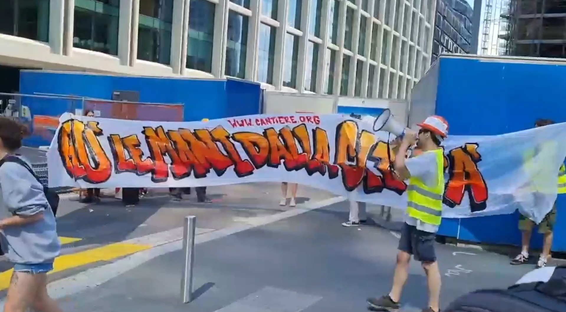 espropriare coima subito gi249 le mani da milano azione al cantiere del pirellino con striscione di protesta e fumogeni
