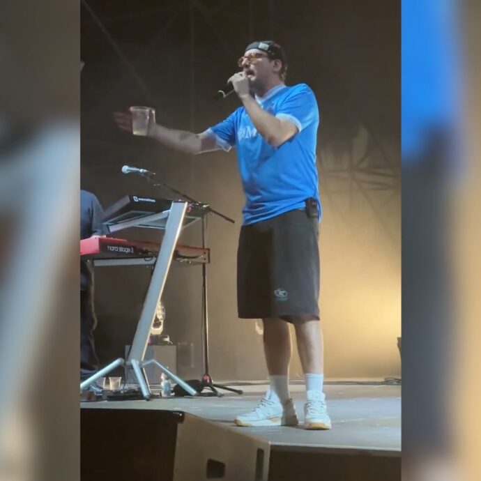 Il rapper Willie Peyote al concerto: “Stop al genocidio a Gaza”. Poi critica Spotify: “Investe in droni militari” – Video