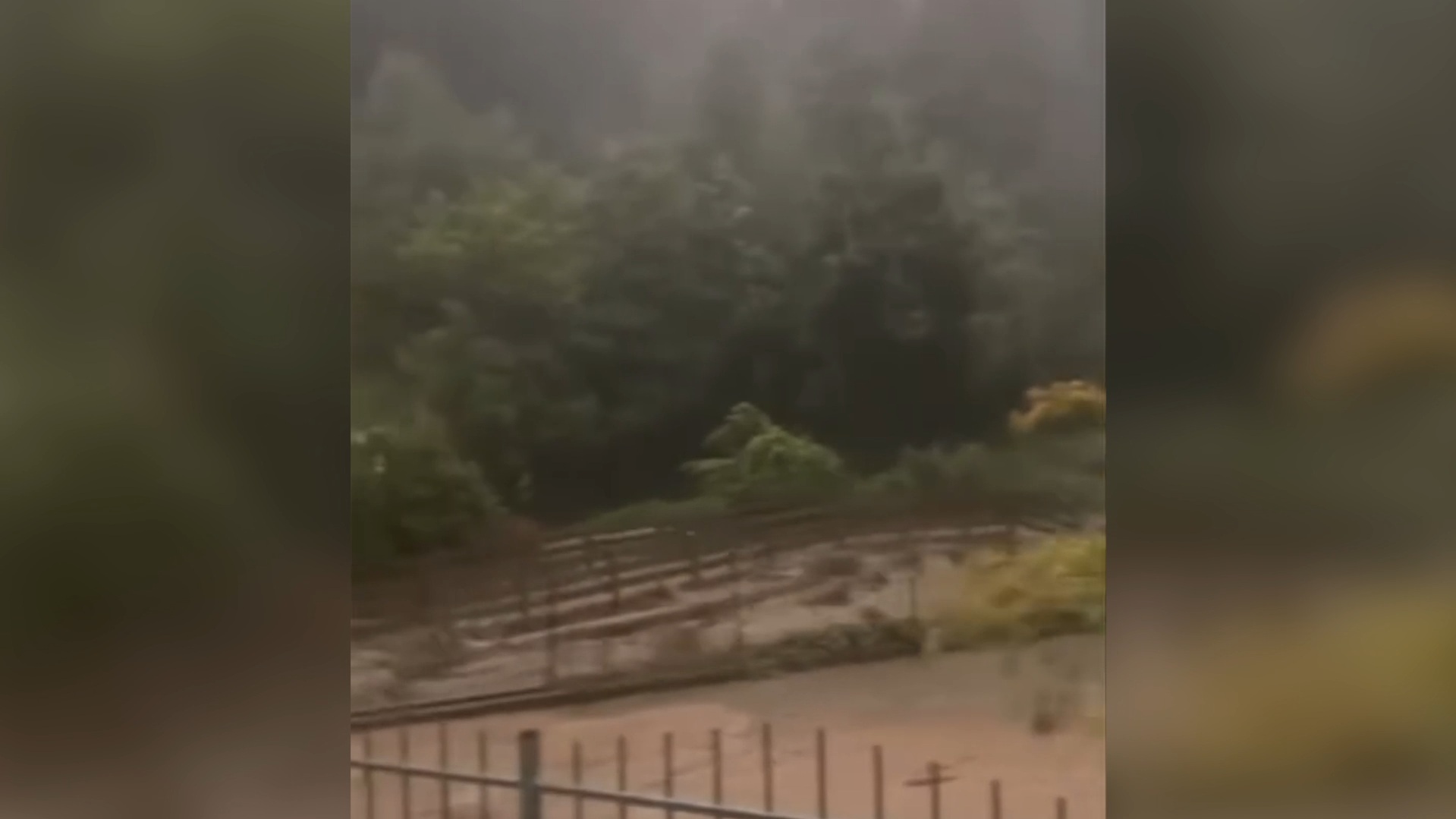 Alluvione lampo in Val Passiria, fiume di fango esonda e spazza via un ponte a San Martino – Video