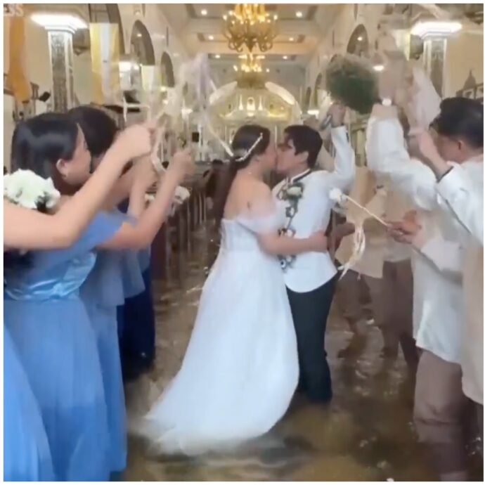 “L’alluvione non fermerà il nostro matrimonio”: coppia si sposa nonostante la chiesa allagata, il video degli invitati con in piedi nell’acqua è virale