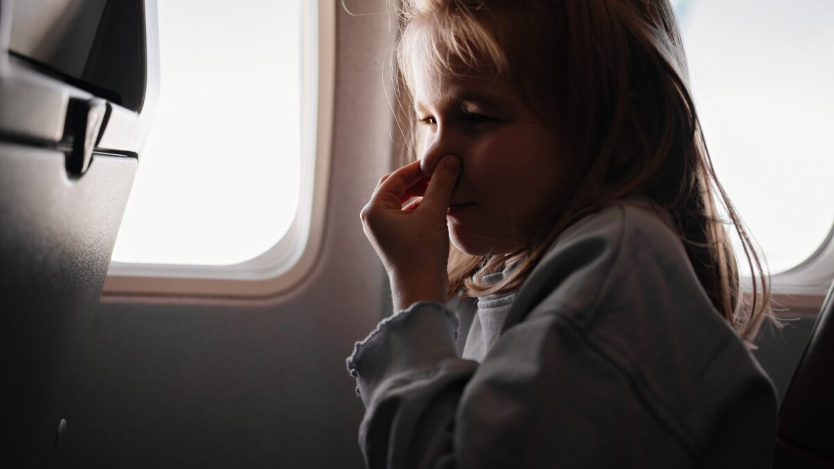Sushi puzzolente, yoga in corridoio, filo interdentale, TikTok e video senza cuffie: ecco la classifica delle cose che fanno infuriare i passeggeri durante un volo