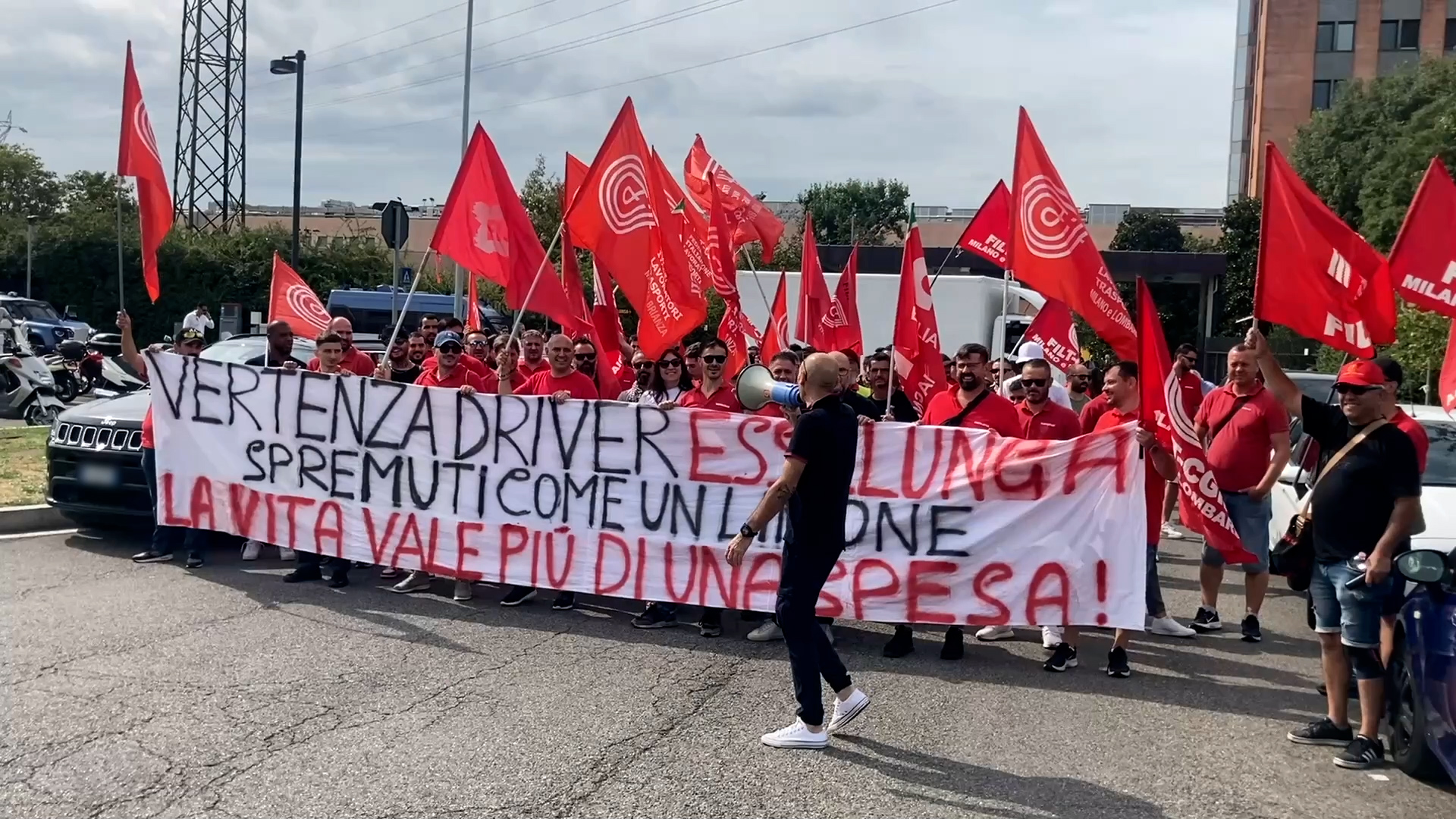Presidio dei driver Esselunga alla sede di Pioltello: “La vita vale più di una spesa” Presidio dei driver Esselunga alla sede di Pioltello: “La vita vale più di una spesa”