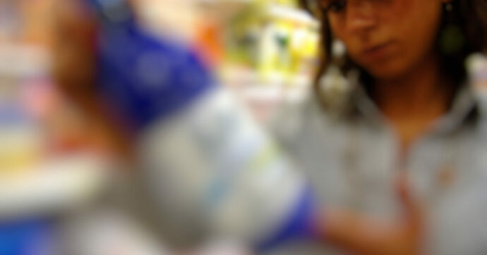 Beve un bicchiere di latte e si ritrova un pezzo di vetro in bocca. “Denuncio l’azienda”. La replica: “Verifiche in corso”