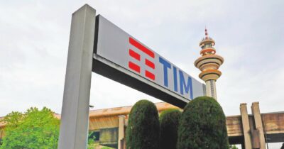 Copertina di Tim cede Telecontact: 1.591 dipendenti del call center esternalizzati, lavoreranno in appalto. Il timore di esuberi