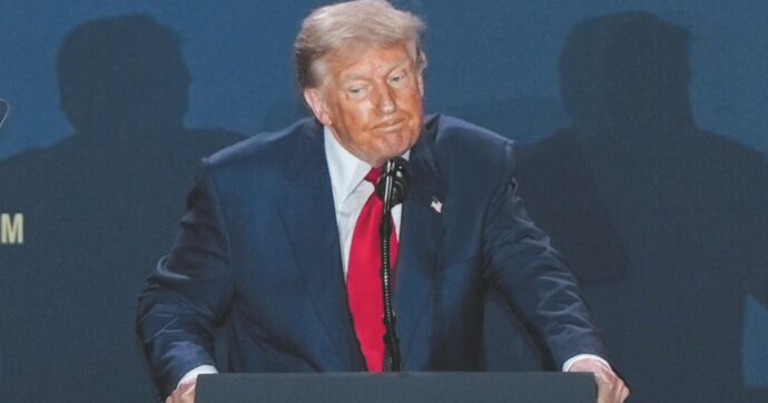 Trump non si tira fuori dal pantano Epstein: Ghislaine vuole parlare