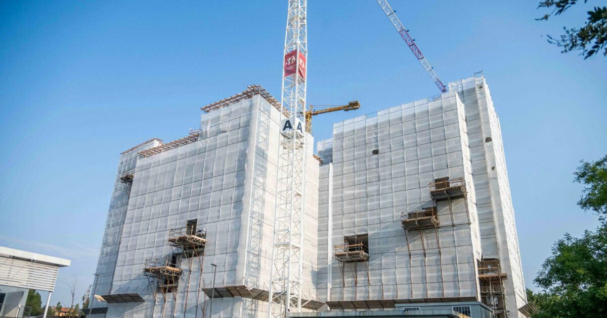 Inchiesta urbanistica Milano, l’ipotesi di turbativa su bandi ad hoc per la “spartizione” della città