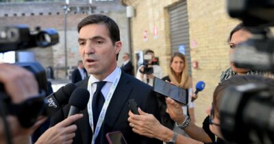 Copertina di Ministri FdI e Arianna  da  Acquaroli. Intanto lui  prende lezioni di tv