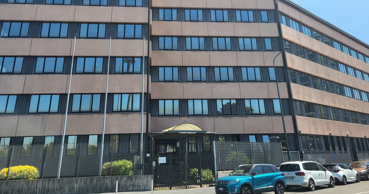 il palazzo della regione lombardia inutilizzato ma 232 stato pagato 7 milioni e costa 344mila euro l8217anno