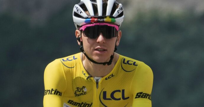 Pogacar si scontra con l’auto della Visma, clamoroso incidente al Tour: “Ho battuto il mento”