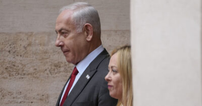 Copertina di “Vertici Difesa italiana incontrano rappresentanti militari di Tel Aviv per piano di cooperazione”. Crosetto: “Non era vertice commerciale”